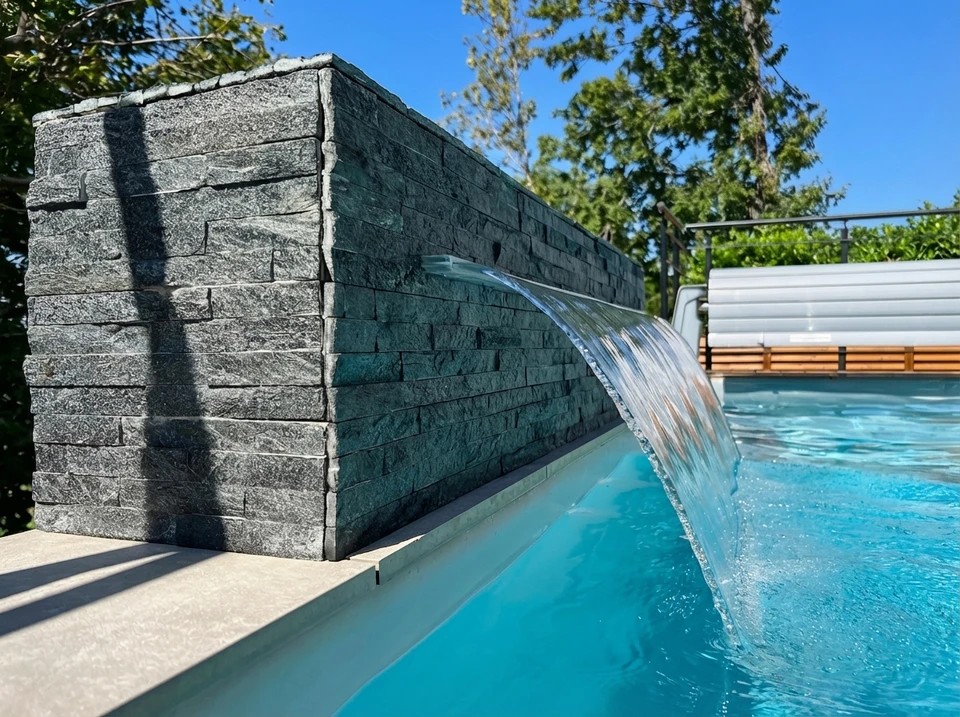Chantier de construction de piscine extérieure en cours d'achèvement